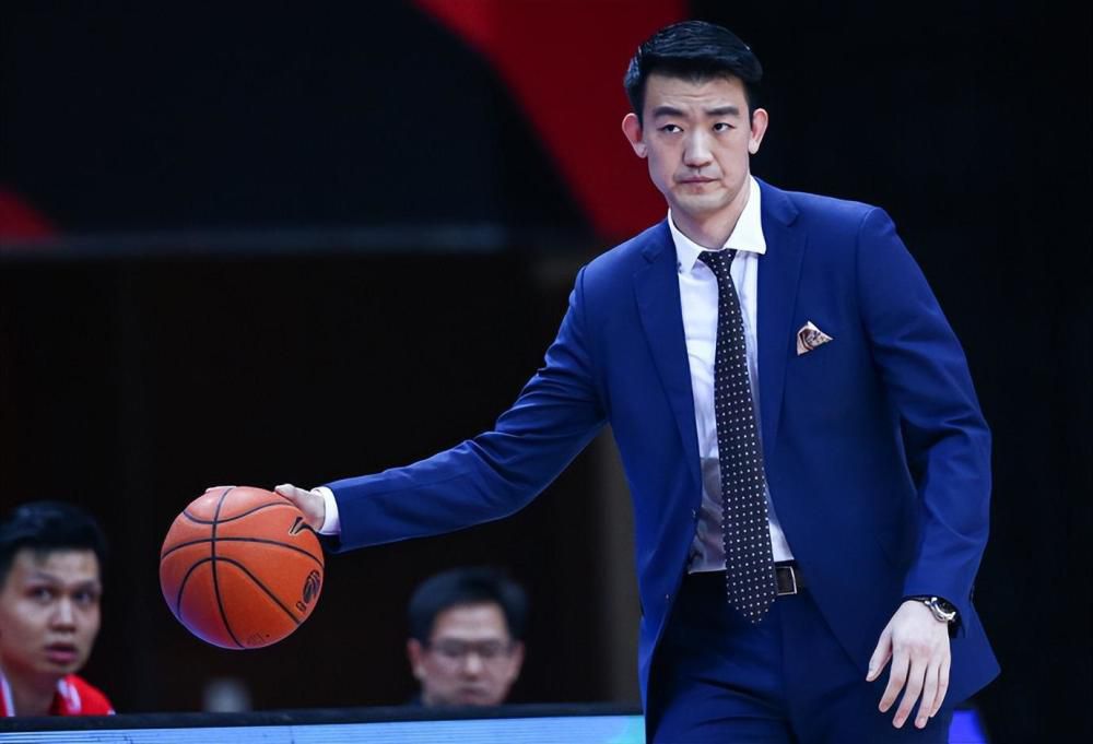 值得注意的是，中国演员龚俊也一袭黑色西装登上红毯。